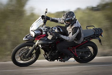 While a plethora of accessories such as tall screen, sat nav holder, posh levers, are available to take things further still (although the heated grips are a little. Prueba Triumph Tiger 800 XC SE 2014: mixta y atrevida ...