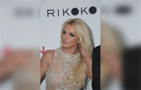 britney spears wows in gold at the hollywood beauty awards