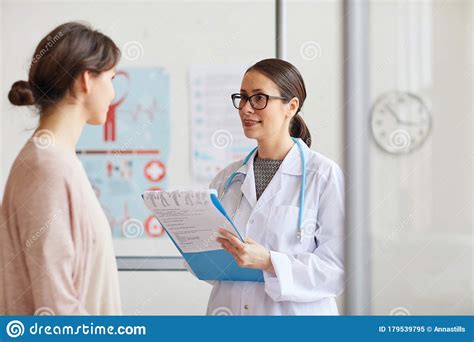 Doctor Treating The Patient At Hospital Stock Image Image Of Uniform