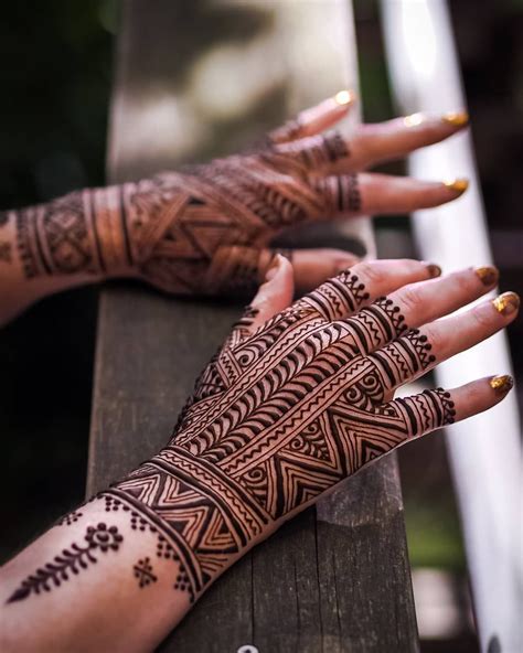Unique Back Hand Mehndi Designs For The Bridesmaids 2023