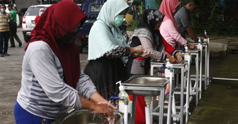 Basahi tangan anda dengan air bersih yang mengalir (hangat atau dingin), matikan keran, dan gunakan sabun. Cara Cuci Tangan dengan 7 Langkah Menurut WHO untuk Cegah ...