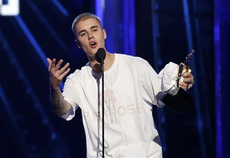 Justin Biebers Egg Throwing Probation Ends 30 Days Early Cbs News