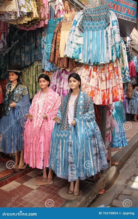 La Ropa De Las Mujeres Bolivianas Tradicionales En Una Tienda De La Moda Imagen De Archivo