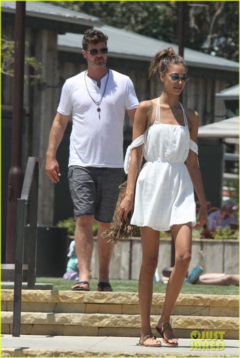 Photo Robin Thicke And Girlfriend April Love Geary Cant Keep Their Hands Off Each Other 10