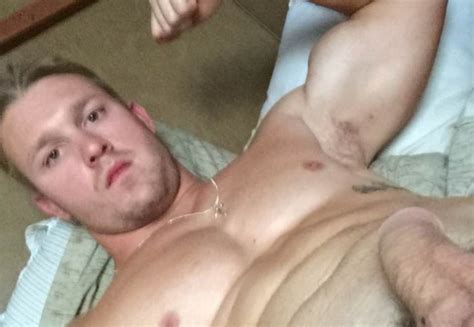 Muscular Gay Tayl Rguy Shows His Long Cock Mrgays