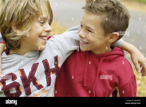 les enfants garçons deux amis amitié embrasser gaiement à l extérieur de 8 à 12 ans d amis