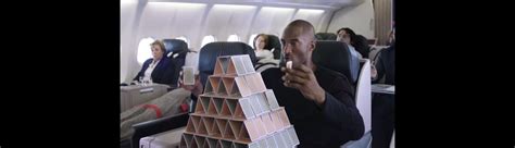 Vidéo Kobe Bryant très doué pour la construction de château de cartes