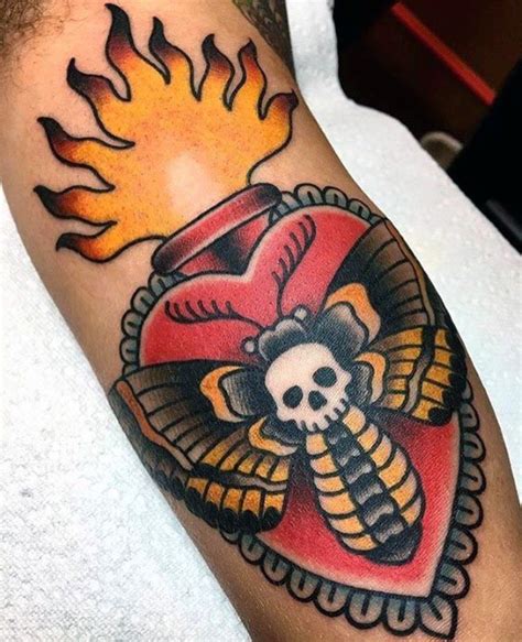 Aug 02, 2018 · moth tattoo can often be mistaken with the butterfly because it is from the same family. 50 Traditional Moth Tattoo Designs For Men - Nocturnal ...