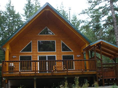 This luxurious log cabin is surrounded by the national forest and just minutes to white pass and rimrock lake. This 3 bedroom, 2 bath log cabin is located in Packwood ...