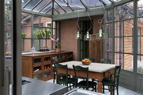 Tavoli, sedie e poltrone, panchine e divanetti, dondoli e amache, sdraio, lettini e cuscini. Verande e giardini d'inverno - Foto | Giardino d'inverno ...