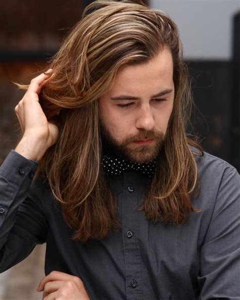 Men's shoulder length hair is the right choice for guys who want medium to long hair but don't need the hassle of constantly styling their hair. Pin on Shoulder length hairstyles for men