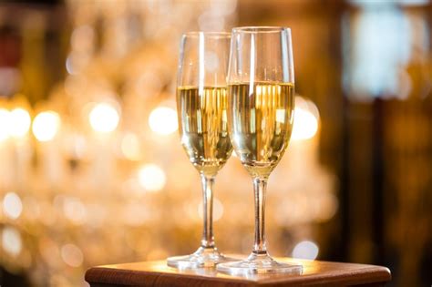 Deux Verres De Champagne Dans Un Restaurant Gastronomique Un Grand