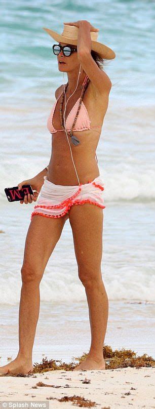 Elle Macpherson 53 In Tiny Pink Bikini In Mexico Bikinis Elle Macpherson Pink Bikini