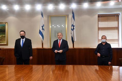 זאת אומרת שההפקדה בגין כל רבדי השכר תועבר לאותו מספר קופה באוצר (לאותה קרן פנסיה). ראש הממשלה נתניהו נפגש עם שר האוצר ומנכ"ל הביטוח הלאומי עם ...