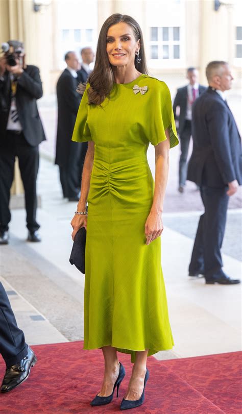 La Reina Letizia Enseña Cómo Llevar Un Vestido Verde Con Zapatos De