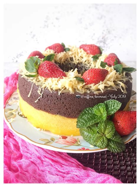Cup cake coklat memiliki tekstur yang lembut, halus ketika digigit. Cake Labu Kuning - Coklat Kukus