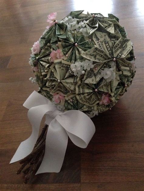 Most people will agree that gifts make everyone happy. Money flower bouquet | Flowers bouquet, Projects to try ...