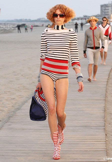 La marinière, aussi appelée tricot rayé, est un maillot de corps à manches longues ou courtes en jersey de coton à rayures horizontales étroites bicolores bleues et blanches. Épinglé sur m