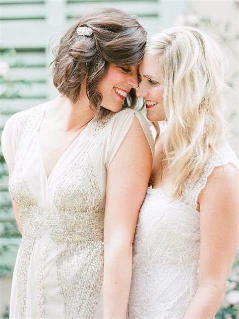 Low textured bun if you're a minimalist that never lacks style, consider wearing a low textured bun—one of our favorite wedding updos for short hair—on your big day. 29 Wedding Hairstyles for Short Hair
