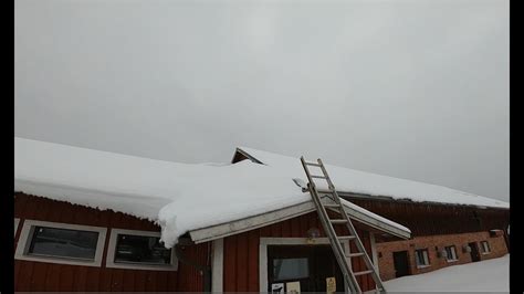 Lumen pudotusta navetan katolta - YouTube