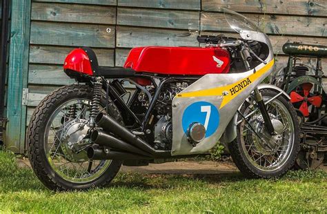 English Engineer Builds Famous Six Cylinder Honda Classic Race Bike From Scrap