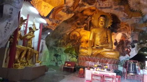 A famous cave temple located in gunung rapa, sam poh tong cave is an inspiring work of art and is believed to be the largest cave temple of the country. Sam Poh Tong Cave Temple, Ipoh - TripAdvisor