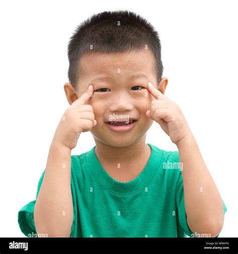 Feliz Niño Asiático Apuntando Sus Ojos Y Sonriendo Retrato De Joven