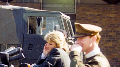 photo diana et james hewitt sur un camp militaire anglais en 1994 purepeople