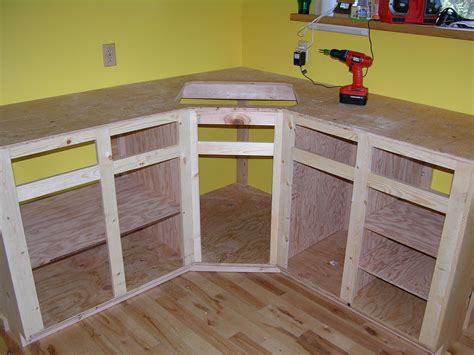 Base cabinets are the type of cabinets you will use to build lower kitchen cabinets, kitchen islands, and bathroom vanities. How to build kitchen cabinet frame. | Pias de cozinha de ...