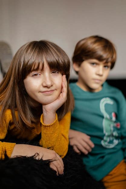 Irmãos Jovens Em Casa Foto Grátis