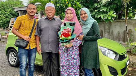 Saya sentiasa doakan ketabahan buat semua waris dan kesembuhan buat #covidfighters yang sedang bertarung. Mak Dan Ayah Menangis Dapat Hadiah Kereta Baru Dari Anak ...
