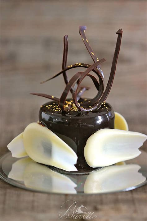 El clásico e inigualable mousse de chocolate, deliciosos y perfecto para cualquier ocasión. Mousse de chocolate negro y glaseado brillante