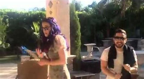 katy perry lip syncs ‘call me maybe at coachella [video]