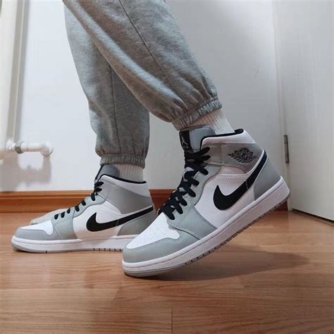 The sneaker, which boasts strikingly similar grey leather overlays and contrasting white panels you can get your hands on the smoke grey jordan below. Nike Air Jordan 1 Mid Smoke Grey Low