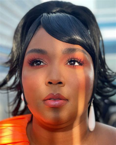 Get The Look Lizzo’s Soft Sorbet Glam From The 2019 American Music Awards Getting Gorjess