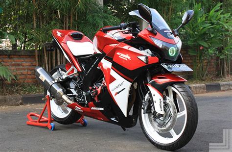 If you interested in it's specification, it wouldn't so different with it's older one in recent post. Informasi: Gambar gambar modifikasi honda cbr 150