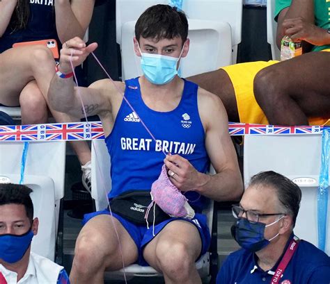tokyo olympics tom daley spotted knitting during diving final