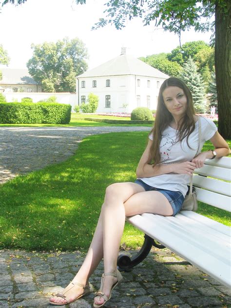 Девушка на скамейке в мини шортах и босоножках Лучшие фото девушек в колготках чулках