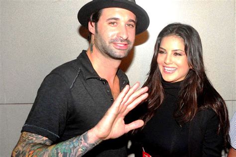 Sunny Leone Arrives With Husband Daniel Weber Bollywood News India Tv