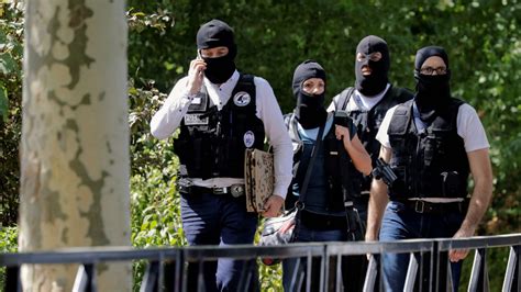 Dos Muertos Y Un Herido En Un Ataque Con Cuchillo En Francia