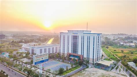 Chiều 8/8 một người rơi ở trường đại học hutech đã từ trên lầu cao xuống đất tử vong ngay tại chỗ. HUTECH xếp thứ 8 trong BXH uniRank 2019 cho các trường đại ...