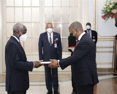 Chefe De Estado Angolano Acredita Novos Embaixadores Rna