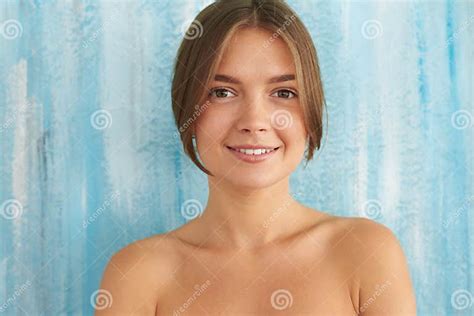 Portret Van Een Naakt Meisje Met Mooie Die Glimlach En Haar Wordt