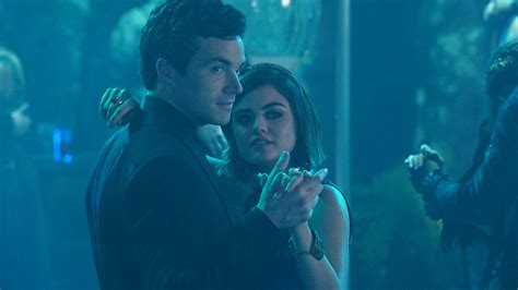 This Pretty Little Liars Photo All But Confirms Aria And Ezra Get
