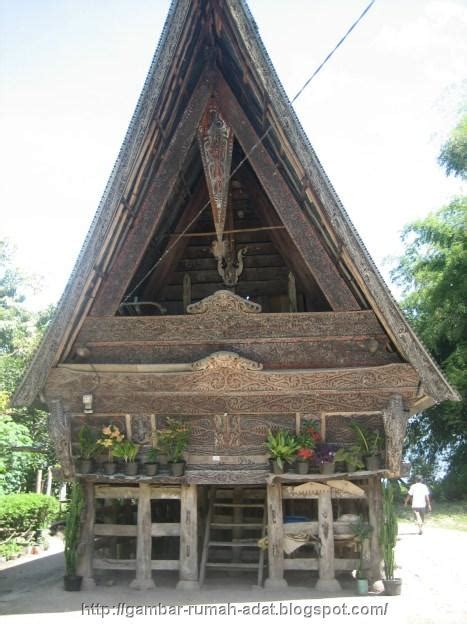 Rumah ini menjadi simbol adat kehidupan masyarakat batak. Gambar Rumah Adat Batak (Sumatera Utara)