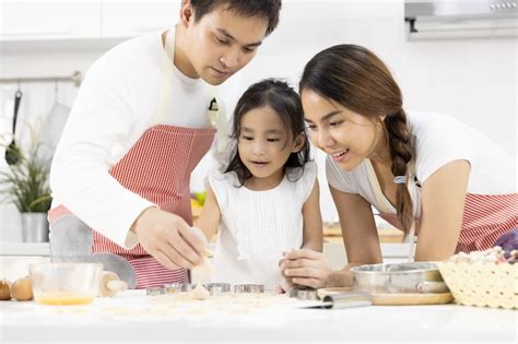 Padre E Hija Usando Un Rodillo En La Cocina En Casa Foto Premium