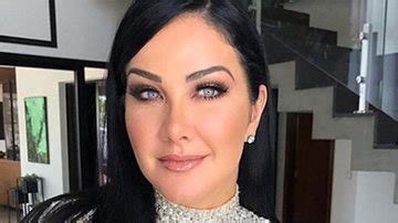 Helen Ganzarolli Abusa Do Decote Em Look Coladinho