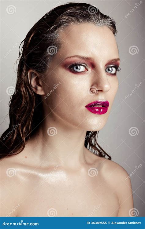 heet jong vrouwenmodel met sexy heldere rode lippenmake up stock afbeelding image of kapsel