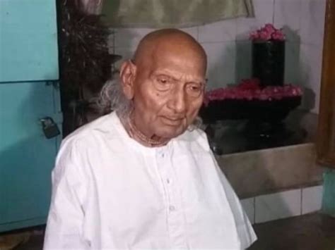 125 Year Old Man Gets Corona Vaccine In Varanasi Reaches Vaccination