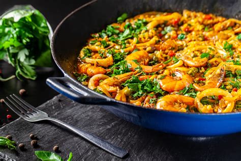 Technically, our spanish rice is more of a mexican rice. Paella de arroz de coliflor con camarones - Cook For Your Life